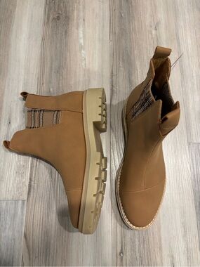 NEW TOMS Skylar Toffee Nubuck 8.5  Boots